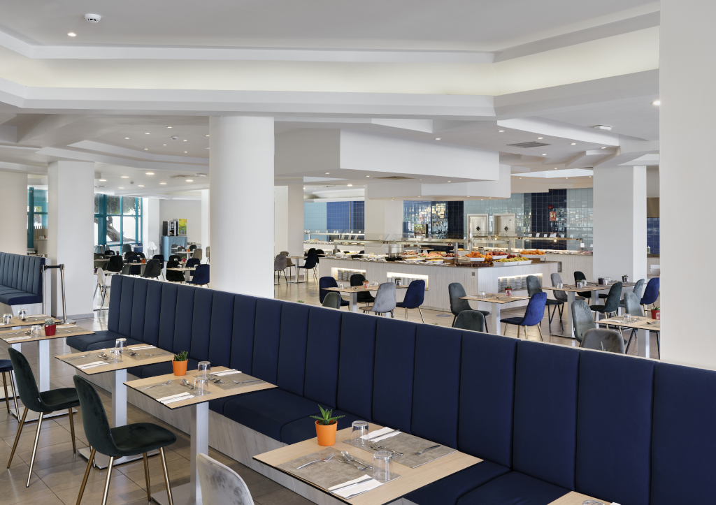 Restaurant op Tenerife met voorbereide tafels en een buffetgedeelte achterin.