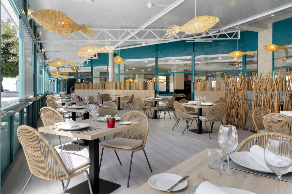 Restaurant met voorbereide tafels en visachtige lampen op Tenerife.