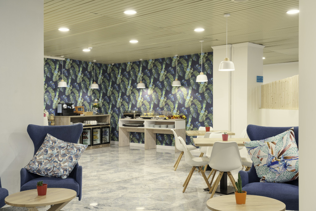 Toilet met moderne tafels en stoelen op Tenerife.