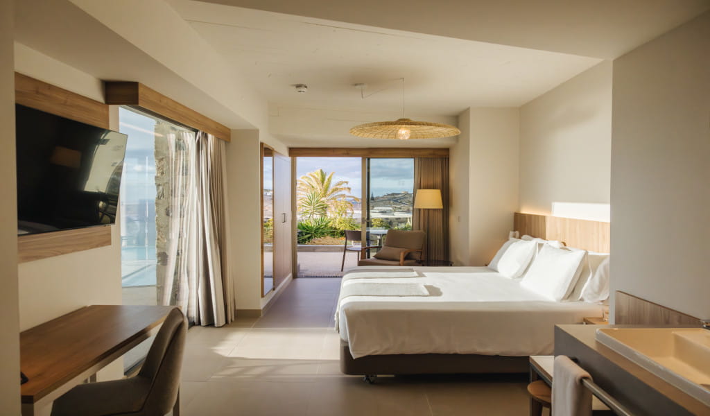 Hotelkamer met een tweepersoonsbed en uitzicht naar buiten op Tenerife.