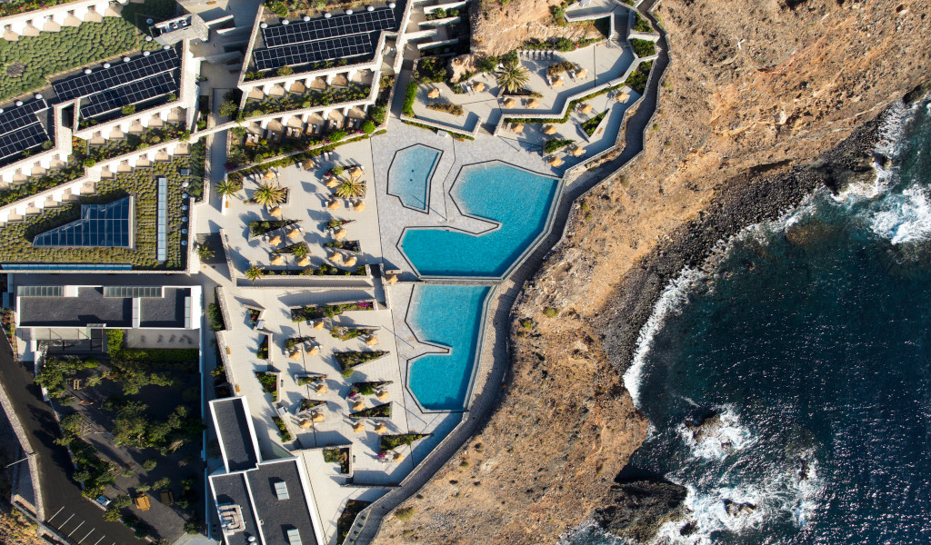 Luchtfoto van het hotelcomplex met zwembaden aan zee op Tenerife.