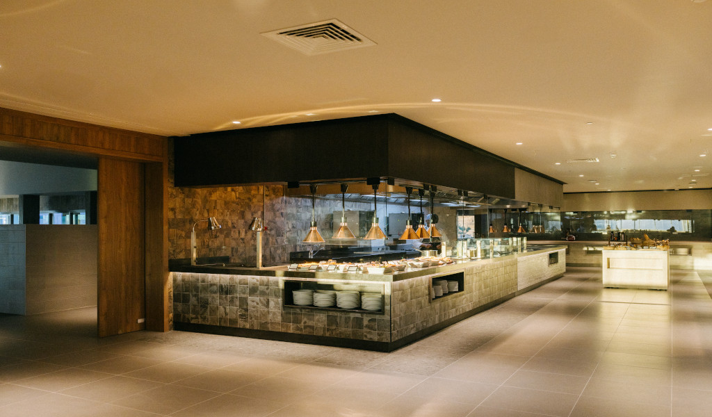 Moderne buffetruimte in een hotel op Tenerife, met borden en hanglampen.
