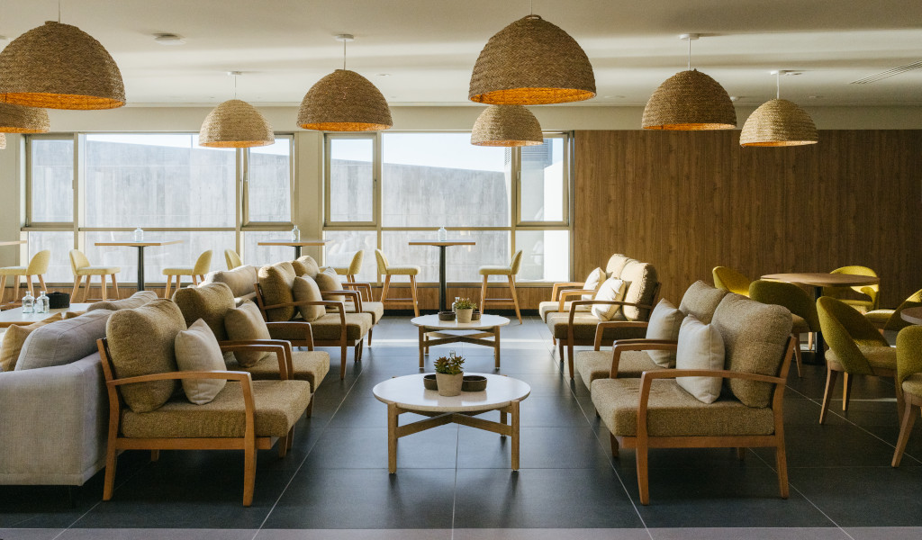 Woonkamer met fauteuils en houten tafels in een hotel op Tenerife.
