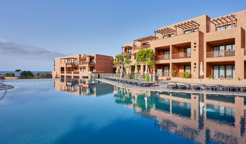 Hotel met zwembad en uitzicht op zee op Tenerife.