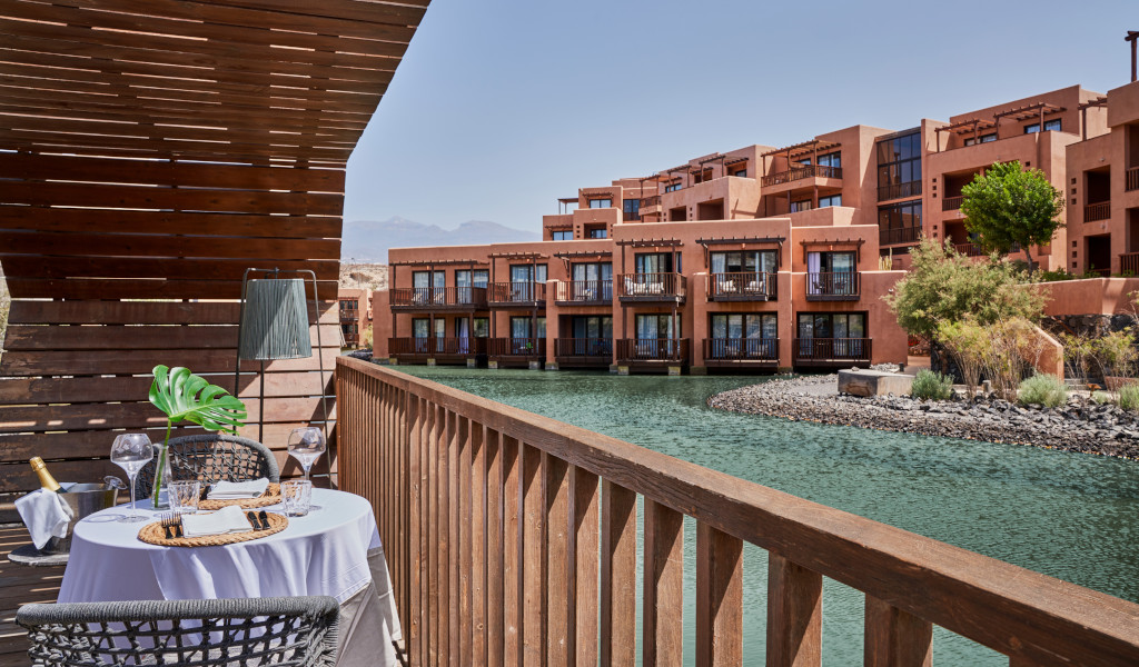 Tafel met twee glazen wijn en een fles voor een hotelcomplex op Tenerife.