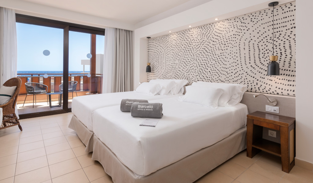 Hotelkamer met balkon en zeezicht op Tenerife.