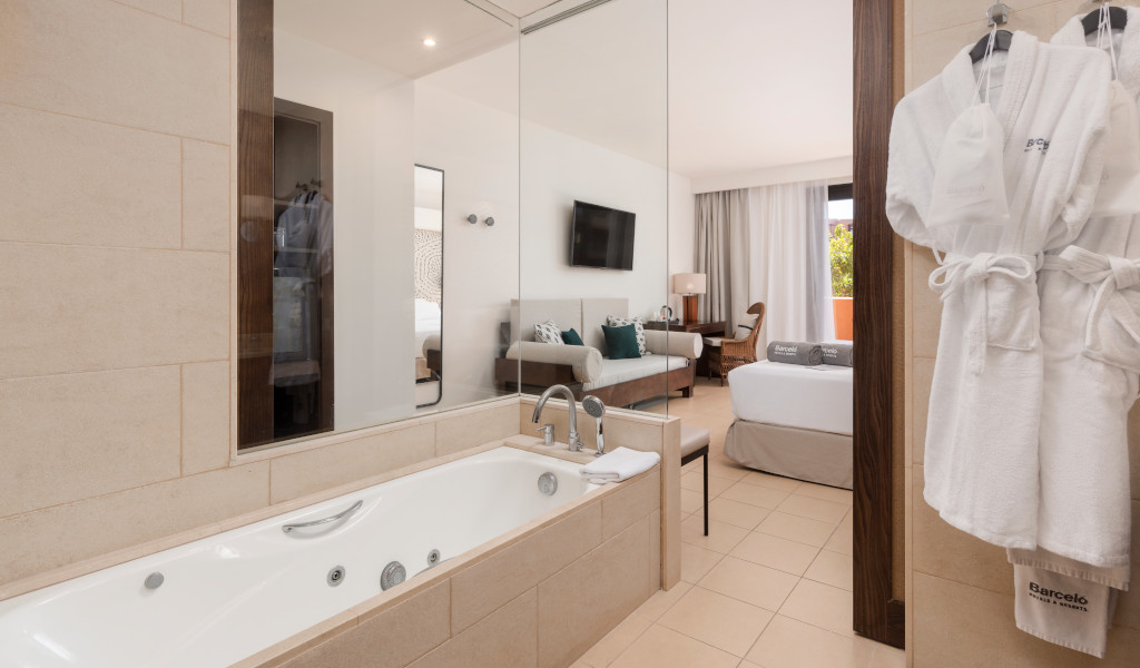 Badkamer met bad en uitzicht op de slaapkamer in een hotel op Tenerife.