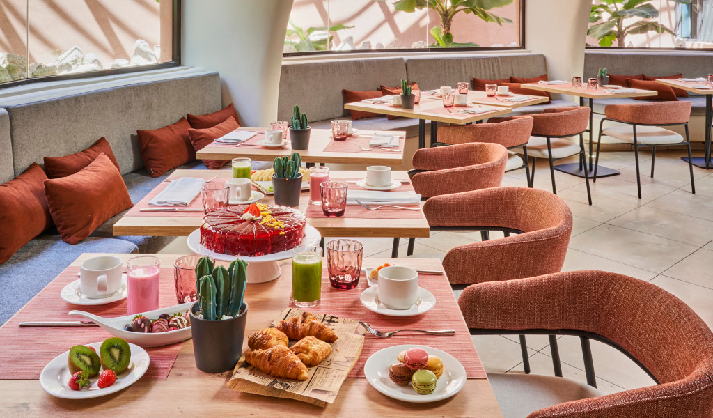 Tafel met taarten, croissants en drankjes in een restaurant op Tenerife.
