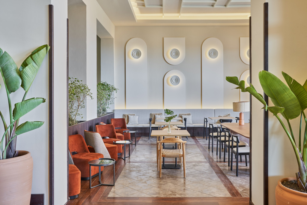 Moderne zitplaatsen in een hotel op Tenerife met planten en banken.