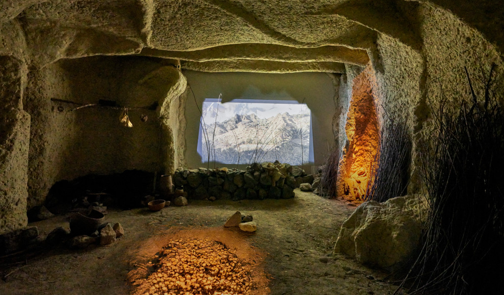 Grot met een uitsteeksel van bergachtig landschap op Tenerife.