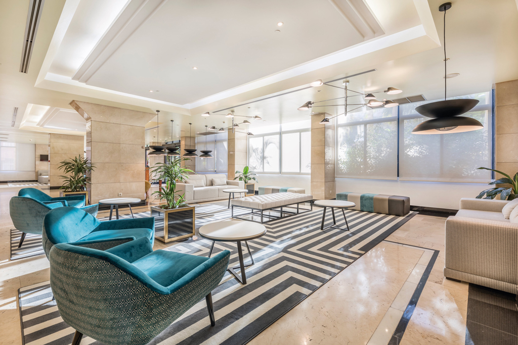 Moderne woonkamer met blauwe stoelen en ronde tafels op Tenerife.