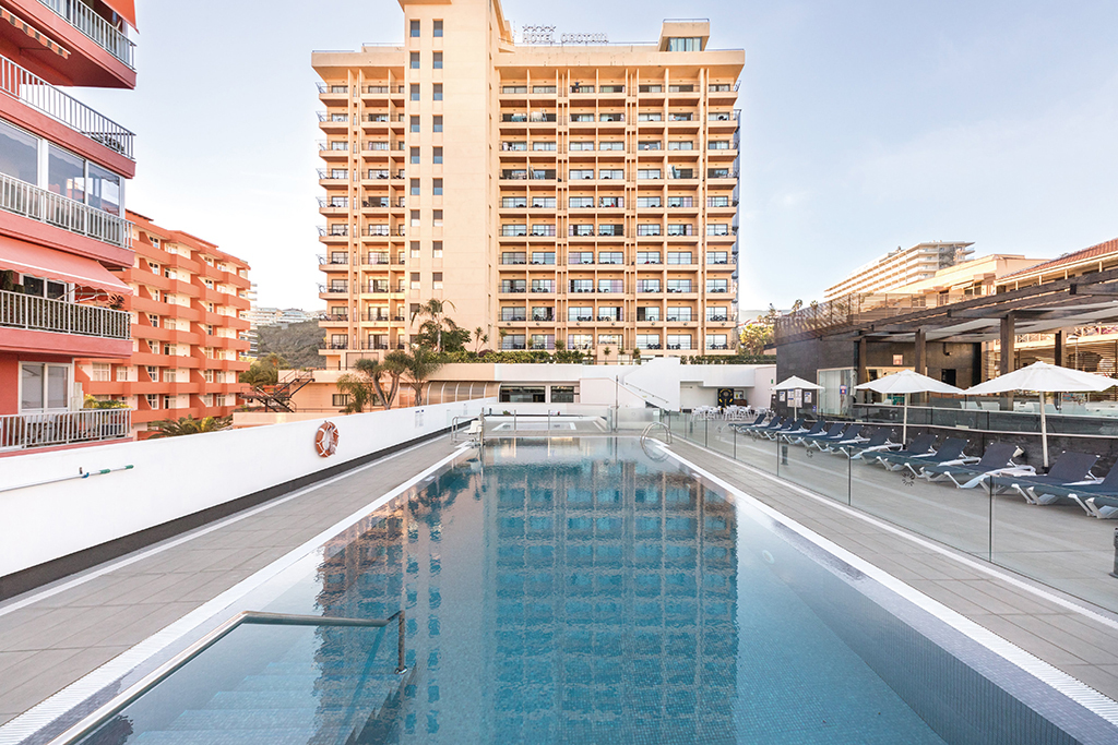Buitenzwembad voor een gebouw in Puerto de la Cruz, Tenerife.