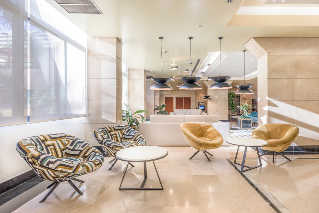 Moderne woonkamer met fauteuils en tafels in een hotel op Tenerife.