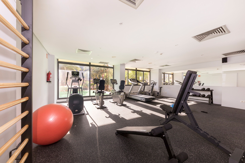 Sportschool met loopband en crosstrainer op Tenerife.
