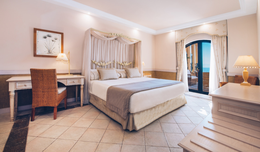 Elegante tweepersoonskamer met balkon en zeezicht op Tenerife.