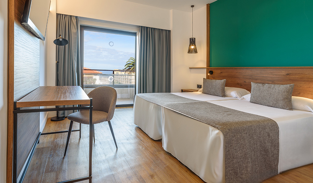 Moderne hotelkamer met zeezicht op Tenerife.