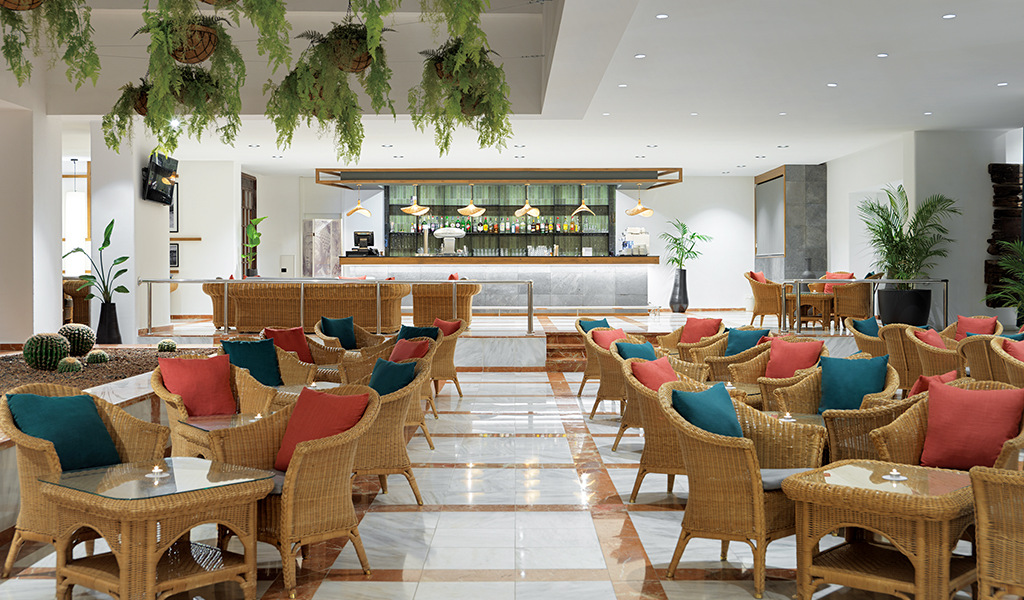 Woonkamer met rotanen stoelen en bar in het hotel van Tenerife.