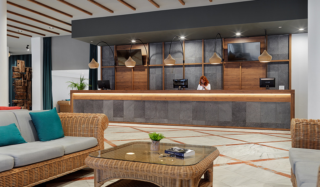 Hotelreceptie op Tenerife met banken en hanglampen.