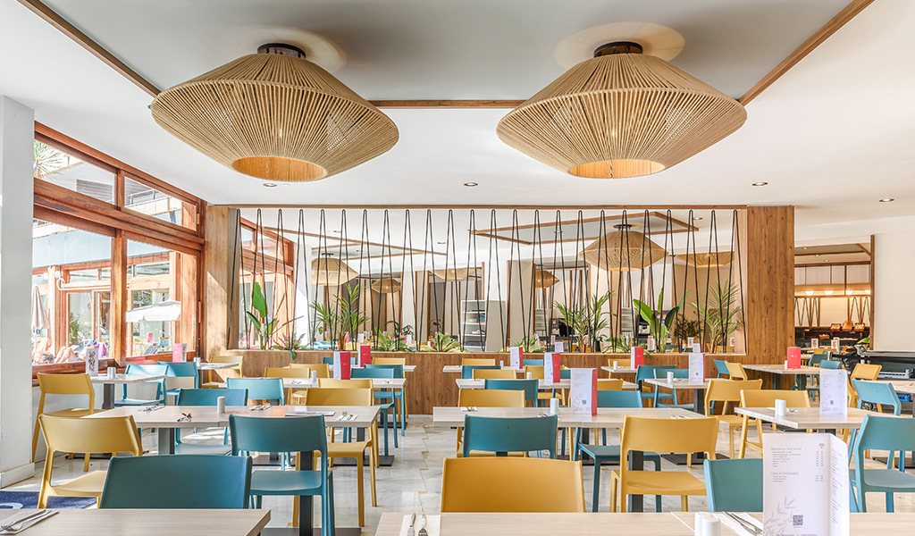 Modern restaurant met kleurrijke stoelen en rieten lampen op Tenerife.