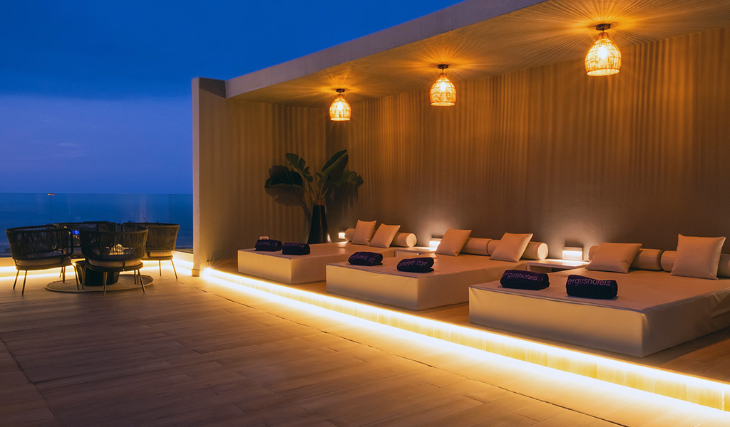 Verlicht terras met bedden en handdoeken van FERGUS Hotels op Tenerife.