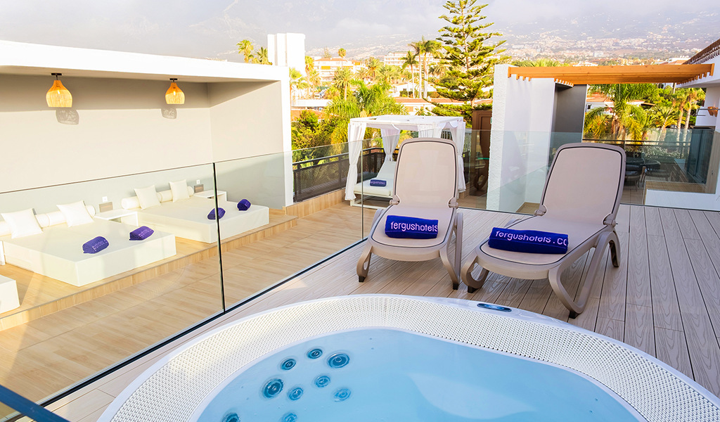 Terras met jacuzzi, ligstoelen en Balinese bedden op Tenerife.