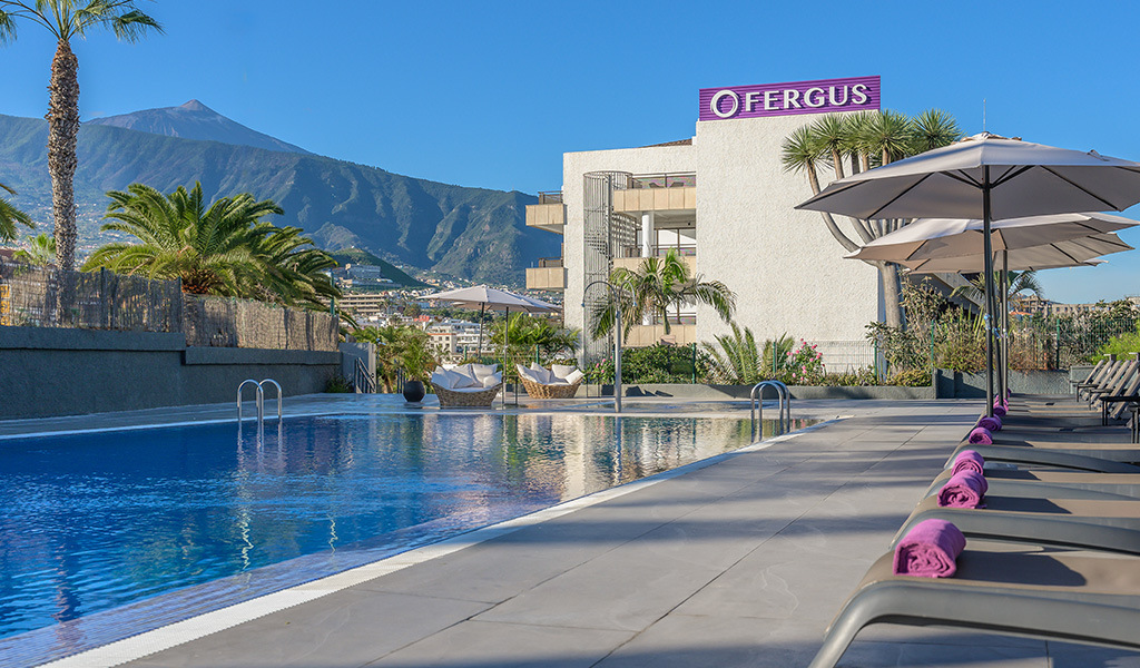 Zwembad van het Fergus hotel met uitzicht op de Teide in Adeje, Tenerife.