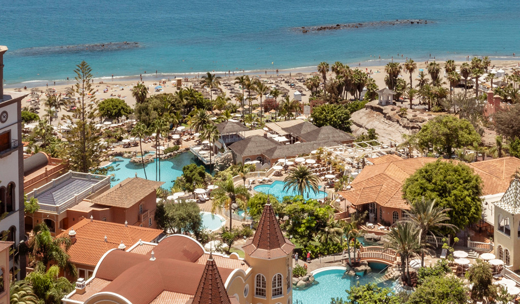 Luchtfoto van een hotelcomplex met zwembad en strand in Costa Adeje, Tenerife.