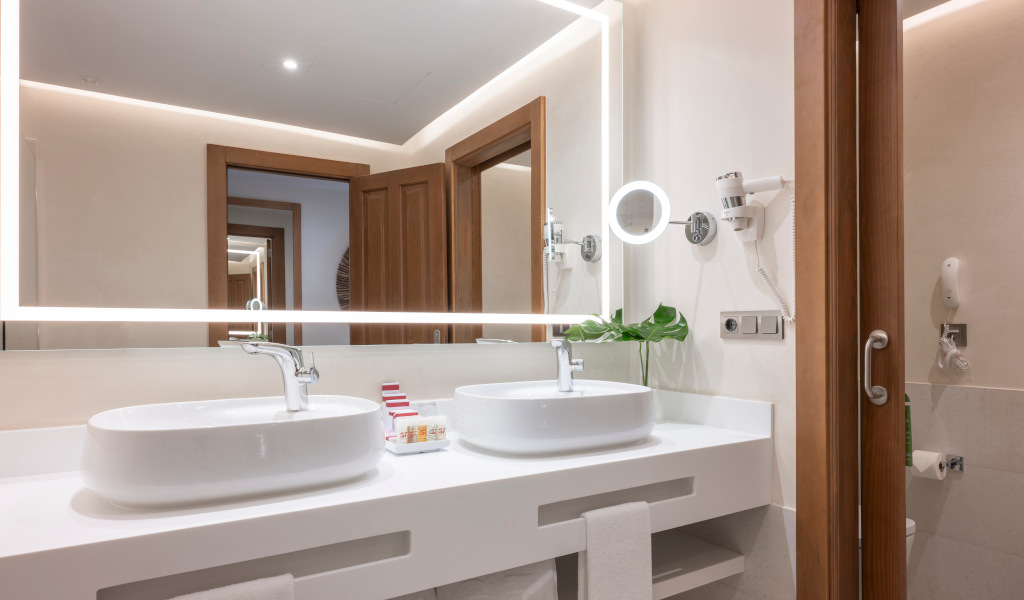 Moderne badkamer met twee wastafels in een hotel op Tenerife.