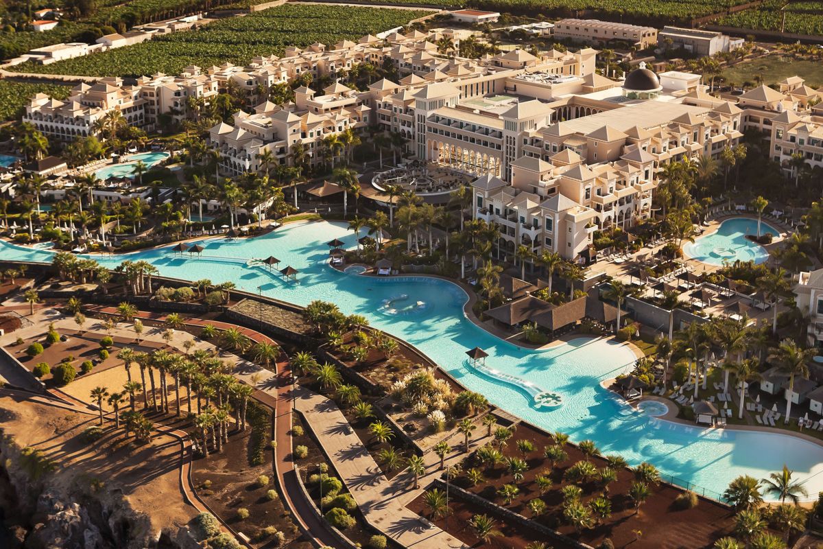 Zwembadresort omringd door palmbomen op Tenerife.