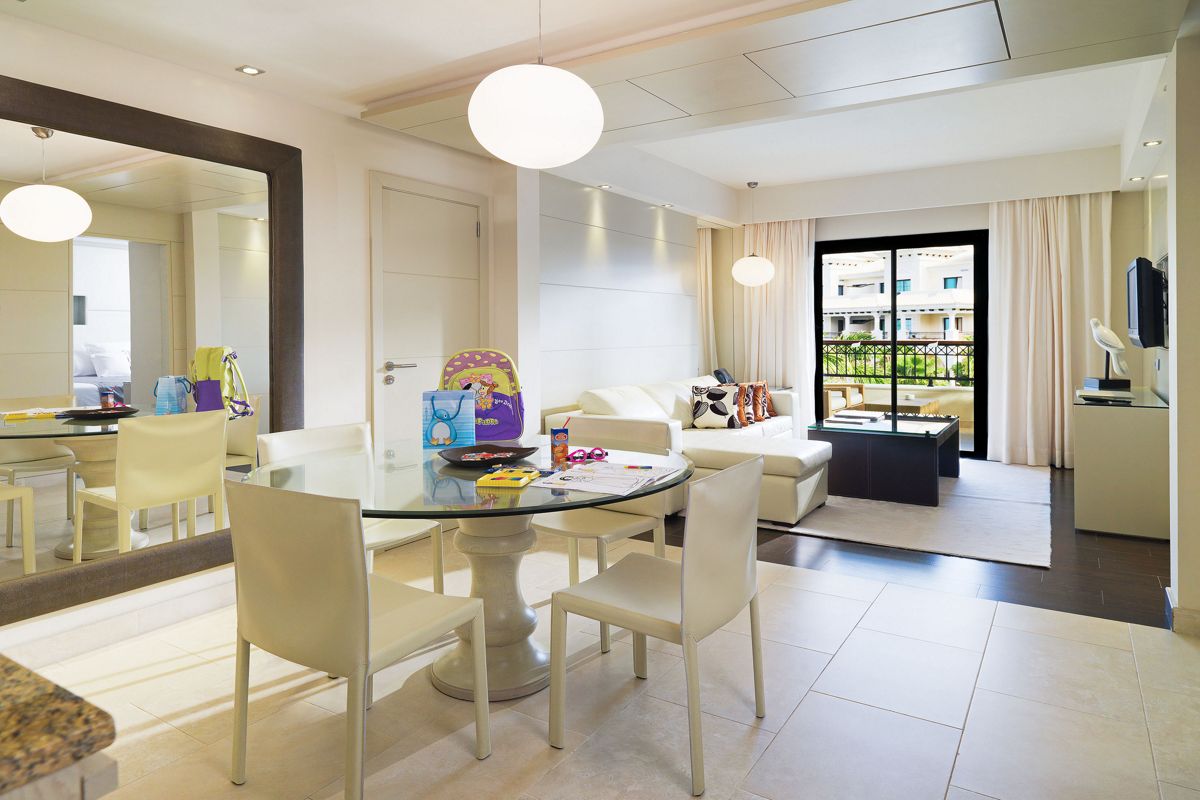 Moderne woonkamer op Tenerife met tafel en stoelen, erker aan de achterkant.