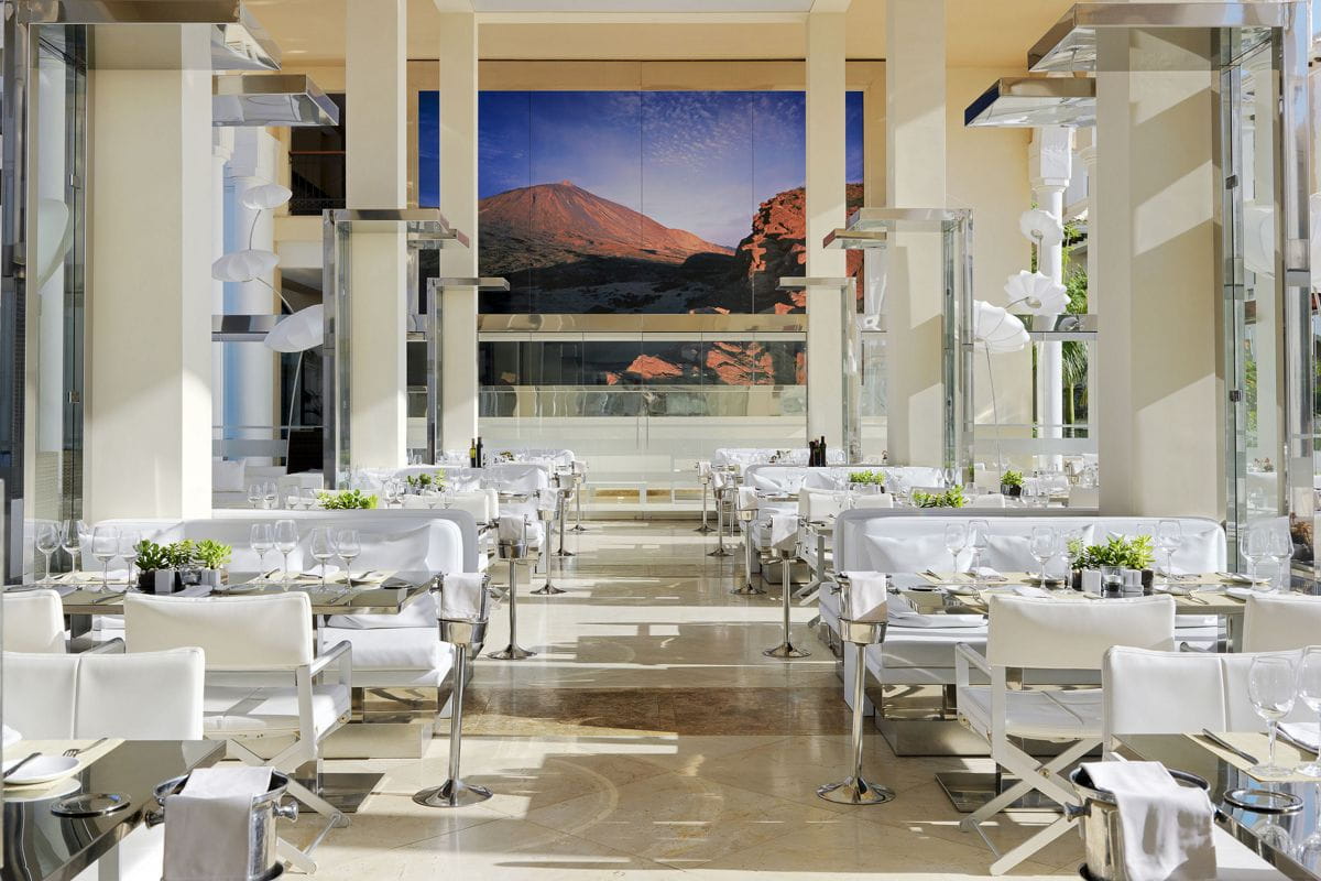 Elegant restaurant met uitzicht op de berg Teide op Tenerife, symmetrisch gerangschikte tafels.