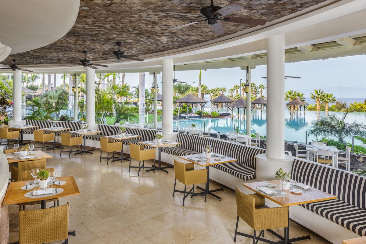 Restaurant met uitzicht op het zwembad en de palmbomen op Tenerife.