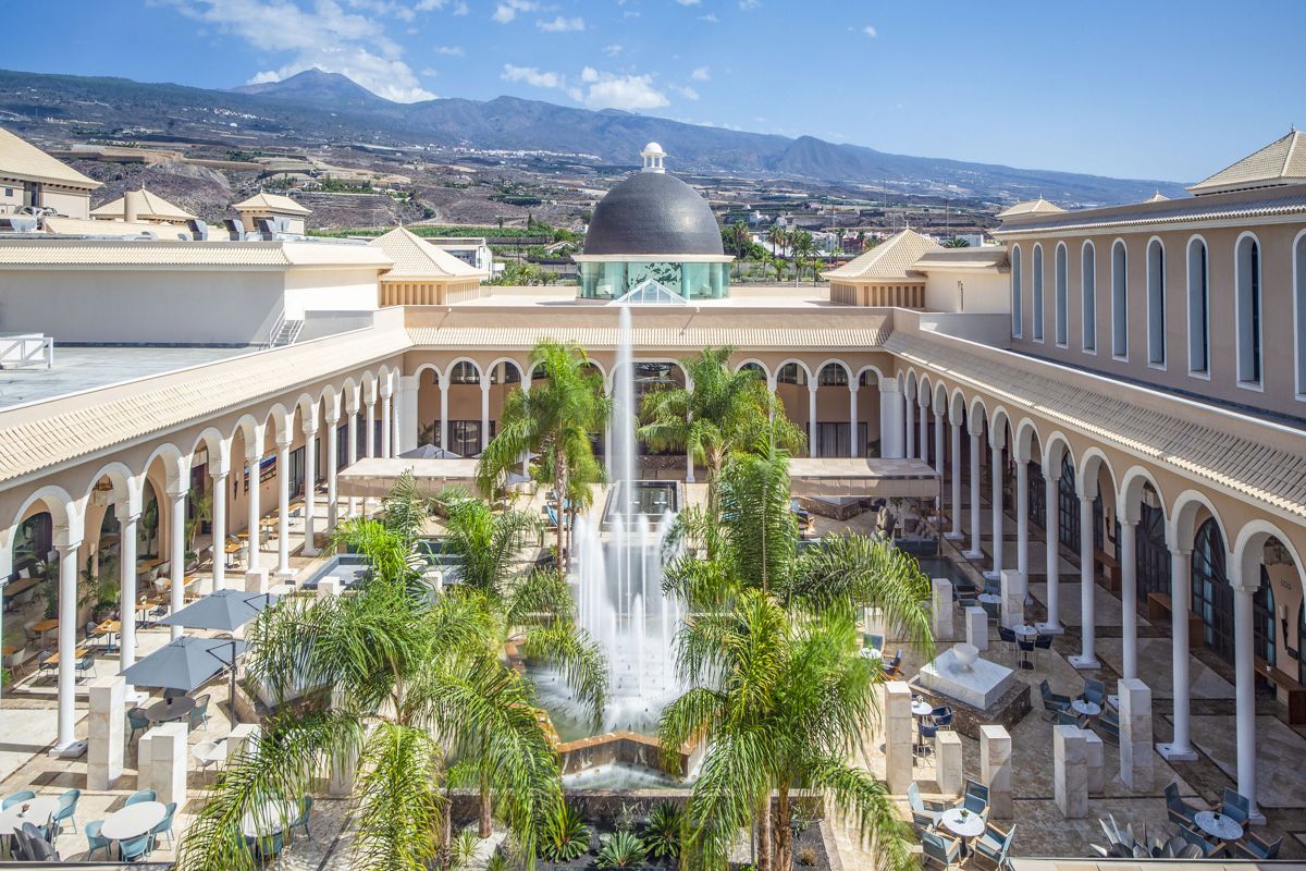Binnenplaats met centrale fontein en palmbomen in het toeristencomplex van Tenerife.