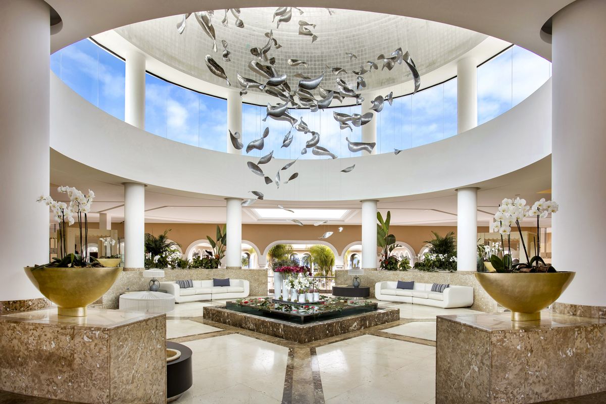 Moderne lobby met banken, hangende kunst en planten op Tenerife.