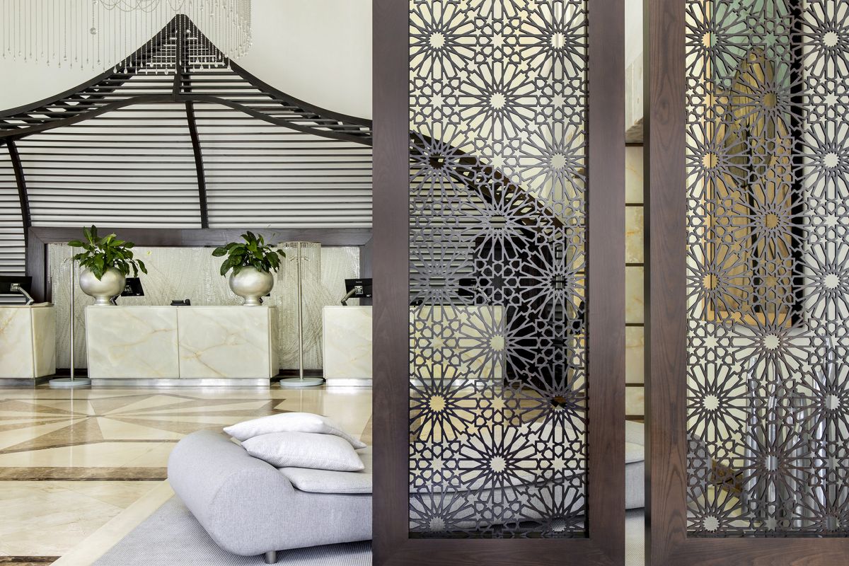 Moderne ontvangst met decoratieve panelen en meubels op Tenerife.