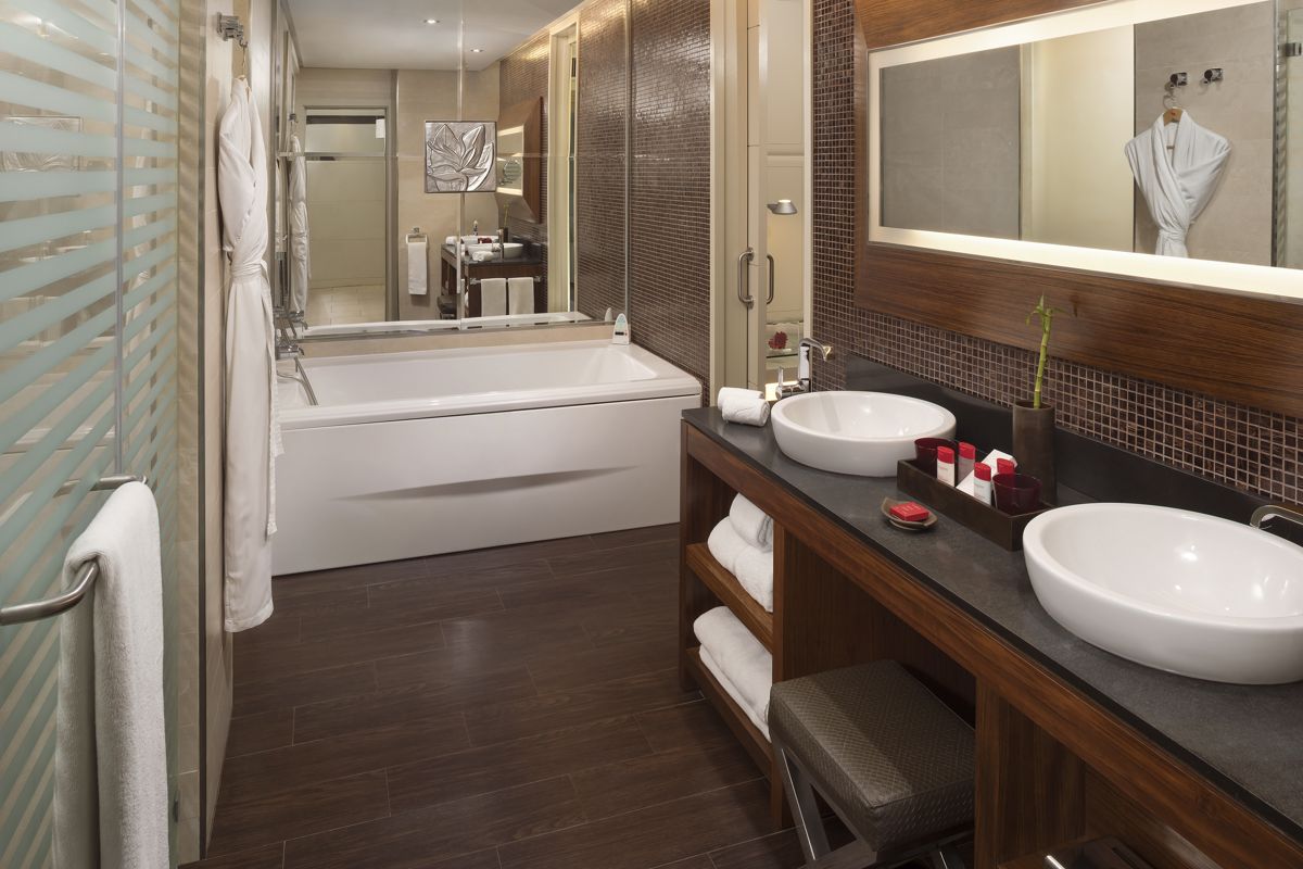 Moderne badkamer met bad en twee wastafels in een hotel op Tenerife.