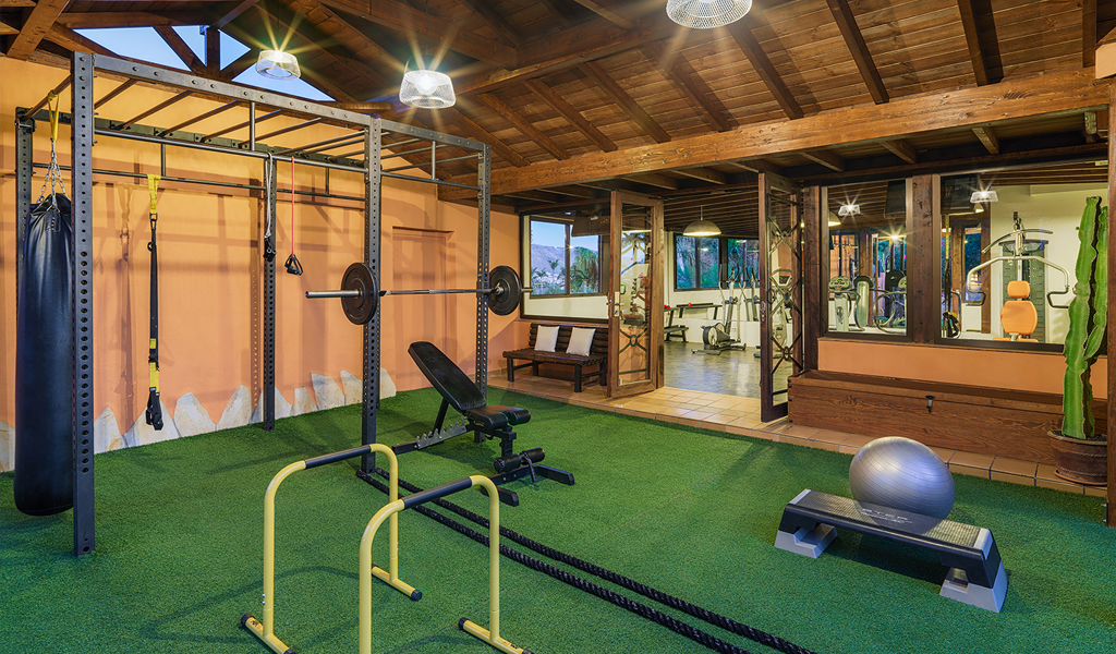 Fitnessruimte met bodybuilding- en boksapparatuur op Tenerife.