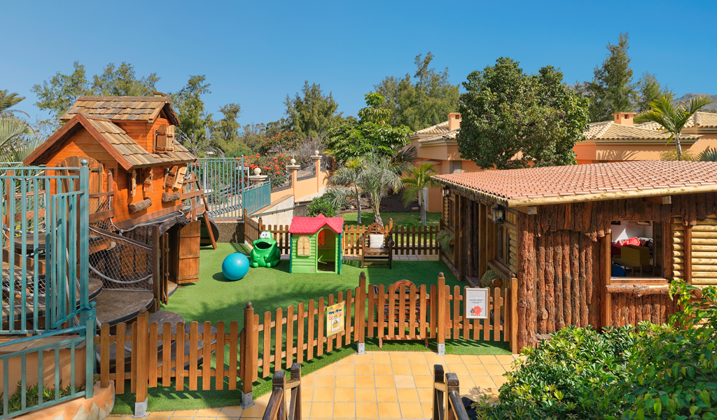 Kinderspeelplaats met houten hutten in een park op Tenerife.