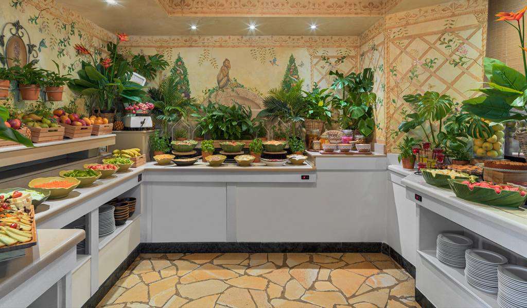 Fruit- en saladebuffet in een hotel op Tenerife met natuurlijke decoratie.