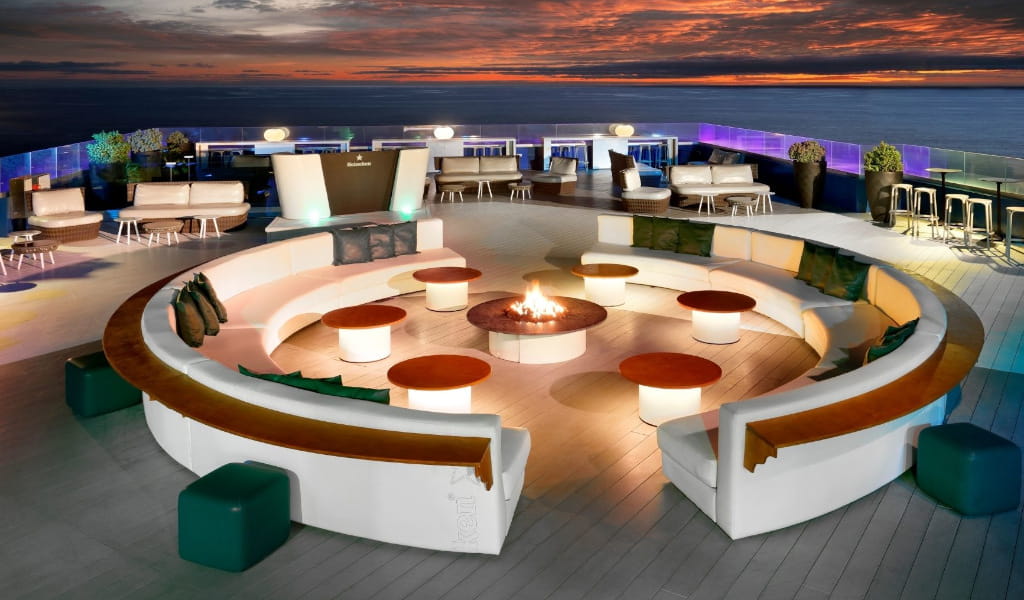 Terras met vuurkorf en meubels bij zonsondergang op Tenerife.