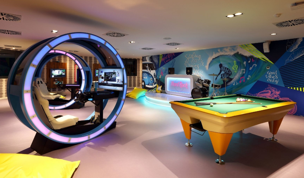 Speelruimte met racesimulator en pooltafel in een hotel op Tenerife.