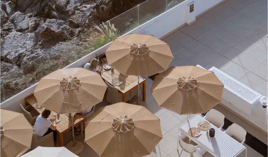 Terras met tafels en parasols op Tenerife, van bovenaf gezien.
