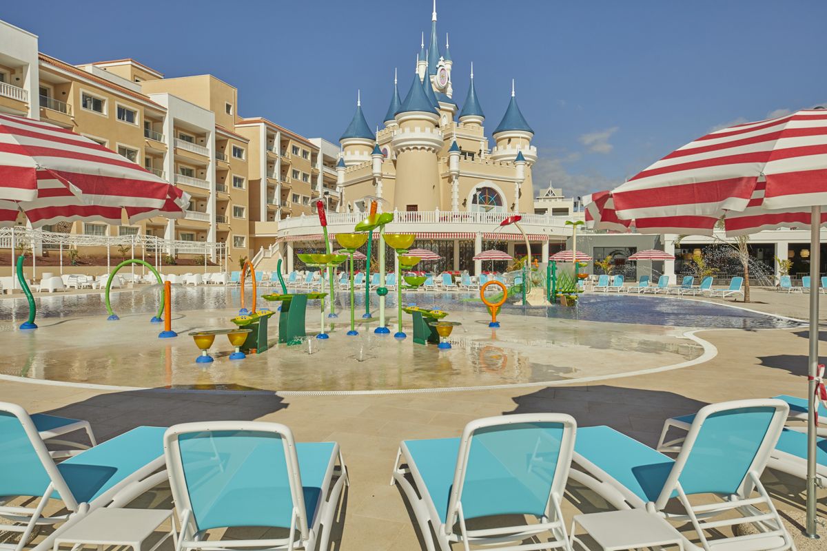 Kinderzwembad met waterspelletjes en een kasteel in een hotel op Tenerife.