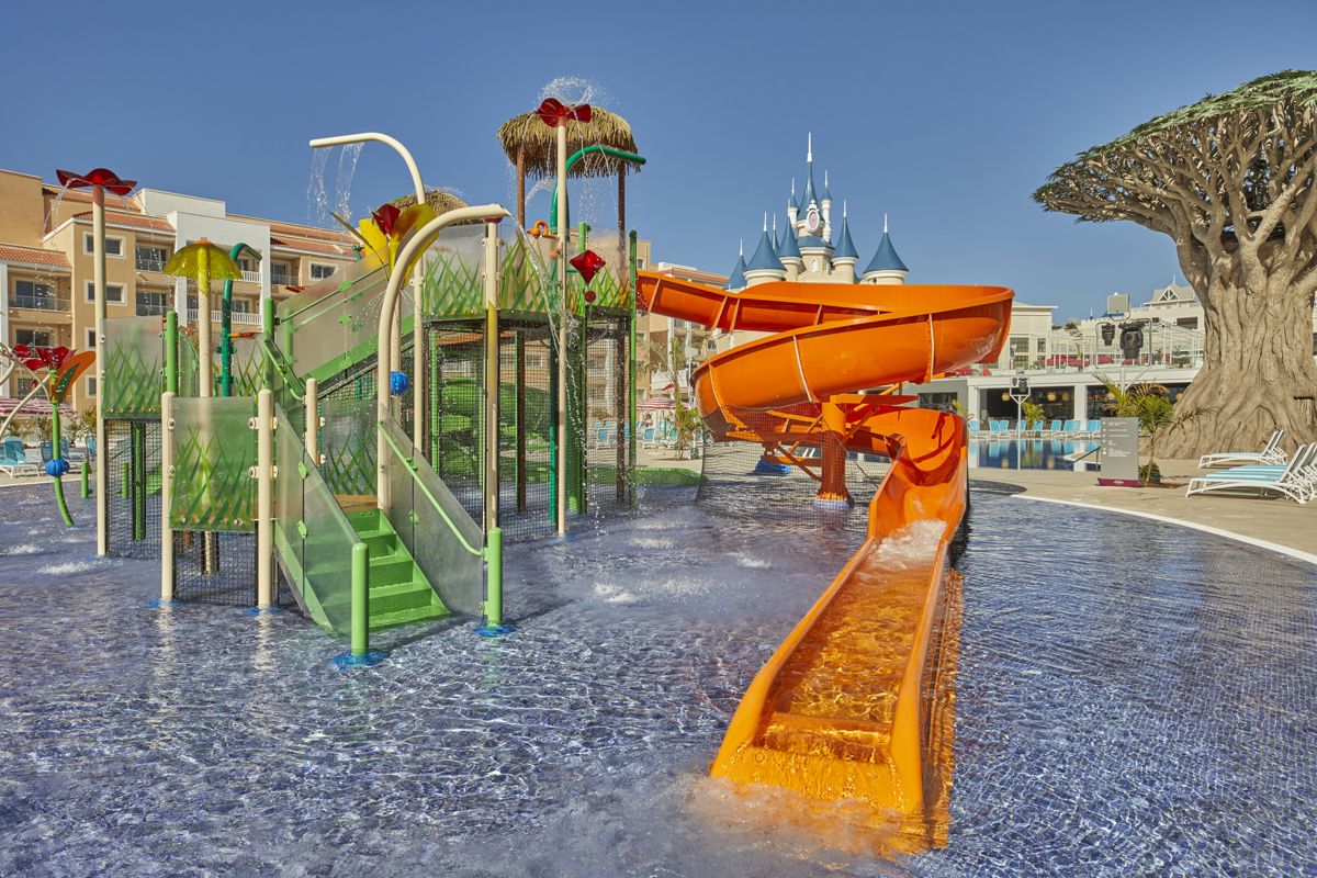 Waterglijbaan en waterspelletjes voor kinderen in een park op Tenerife.