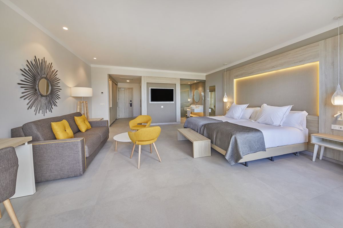 Moderne hotelkamer met bed, bank en decoratie op Tenerife.