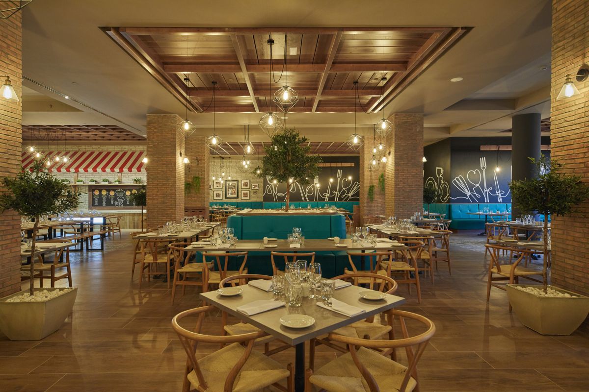 Elegant restaurant met houten tafels en stoelen op Tenerife.