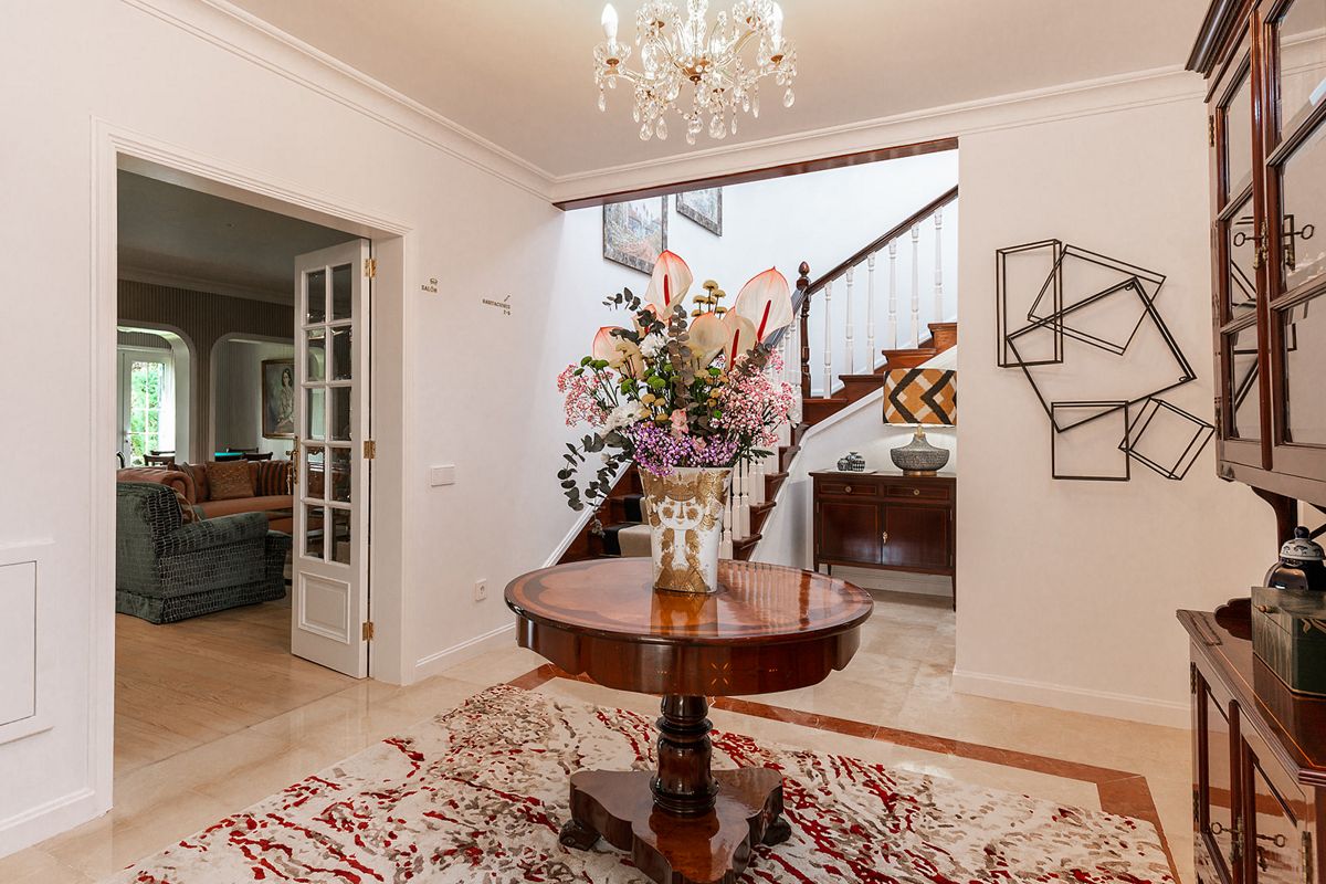 Elegante hal met centrale tafel en trap in een huis op Tenerife.