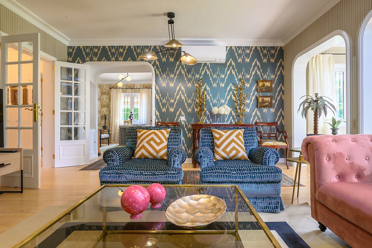 Woonkamer met blauwe banken en glazen tafel op Tenerife.