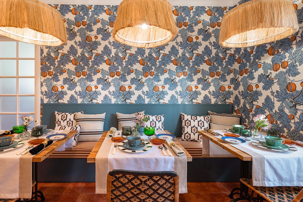 Restaurant op Tenerife met gedekte tafels, versierd met bloemenpapier en hangende lampjes.