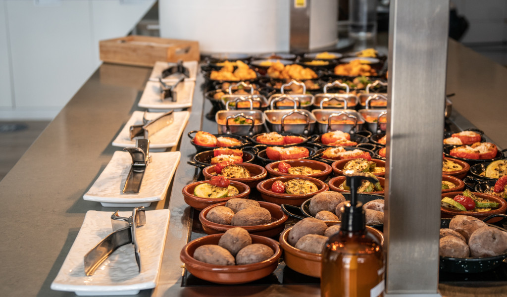 Gerechten met gerimpelde aardappelen en diverse tapas in het buffet op Tenerife.